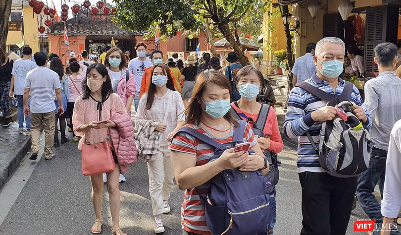 Du khách đeo khẩu trang khi tham quan tại các điểm du lịch tại Đà Nẵng, Quảng Nam để phòng chống dịch virus Corona