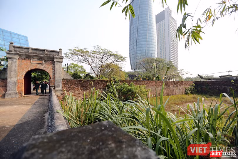 Thành có 2 cửa: một cửa hướng về phía đông, nhìn xuống sông Hàn, một cửa hướng về phía nam (cửa chính