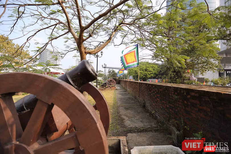 Một góc tường thành di tích Thành Điện Hải (Đà Nẵng) Một góc tường thành di tích Thành Điện Hải (Đà Nẵng)