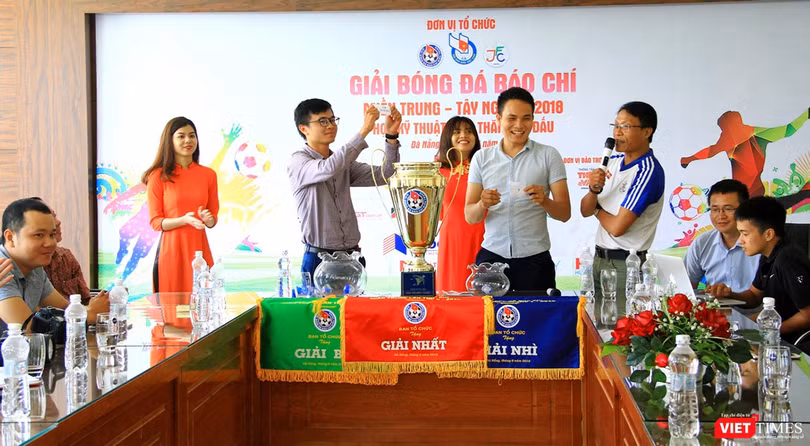 Ban tổ chức Giải bóng đá Báo chí miền Trung lần V-2018 đã tổ chức bốc thăm, xếp bảng đấu cho 8 đội.