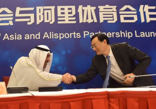 CEO của AliSports (công ty con của Alibaba), Zhang Dazhong bắt tay Chủ tịch Hội đồng Olympic châu Á Ahmad Fahad Al-Sabah trong buổi lễ ra mắt ngày 17/4.