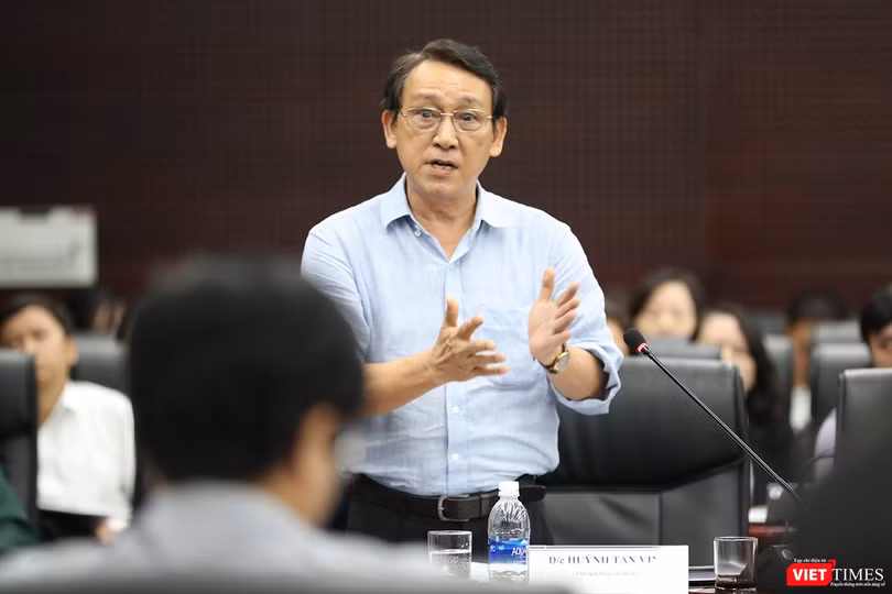 Ông Huỳnh Tấn Vinh, Chủ tịch Hiệp hội Du lịch TP Đà Nẵng đề nghị Sở Du lịch cần chuyển hướng nhanh, phát triển đến những thị trường du lịch đẳng cấp, hướng về chất lượng chứ không chỉ số lượng và không nên phụ thuộc vào các thị trường tour giá rẻ, đông khách Ông Huỳnh Tấn Vinh, Chủ tịch Hiệp hội Du lịch TP Đà Nẵng đề nghị Sở Du lịch cần chuyển hướng nhanh, phát triển đến những thị trường du lịch đẳng cấp, hướng về chất lượng chứ không chỉ số lượng và không nên phụ thuộc vào các thị trường tour giá rẻ, đông khách
