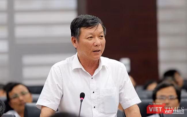 Ông Lê Văn Trung, Giám đốc Sở Giao thông vận tải TP Đà Nẵng thông tin về tiến độ thi công Dự án hầm chui Điện Biên Phủ-Nguyễn Tri Phương tại buổi Họp báo