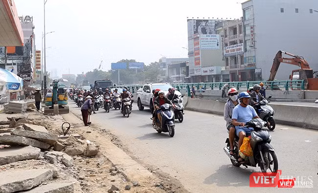 Từ nay đến khi thông xe kỹ thuật, phương tiện lưu thông qua đây vẫn đối mặt với tình trạng ùn tắc do phân luồng giao thông phục vụ thi công