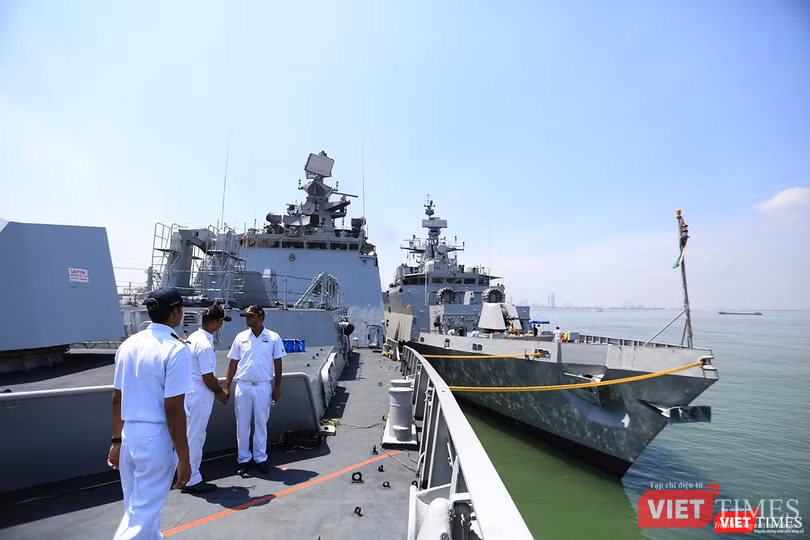 Sức mạnh của tàu hộ vệ tên lửa INS Kamorta và “siêu hậu cần” INS Shakti-Hải quân Ấn Độ ở Đà Nẵng ảnh 17