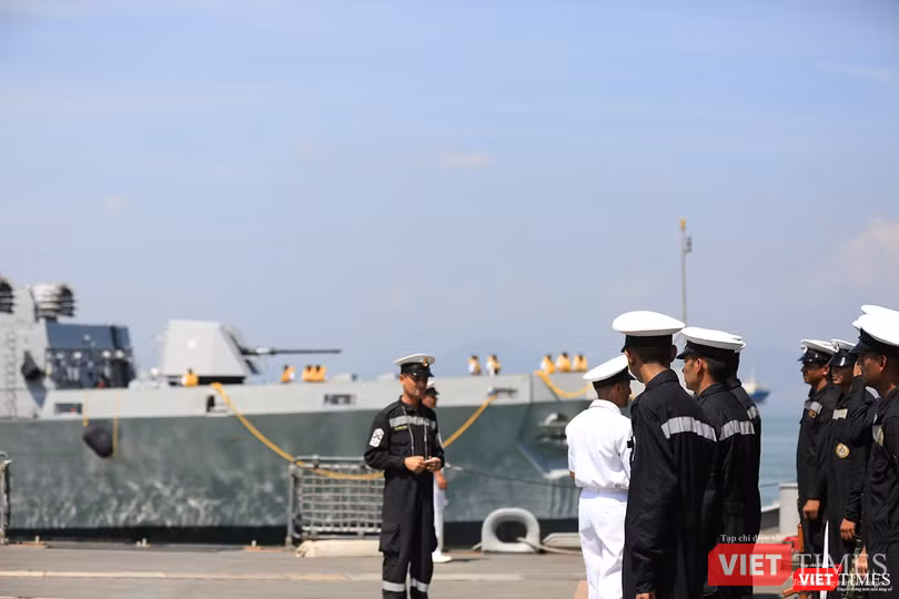 Sức mạnh của tàu hộ vệ tên lửa INS Kamorta và “siêu hậu cần” INS Shakti-Hải quân Ấn Độ ở Đà Nẵng ảnh 13