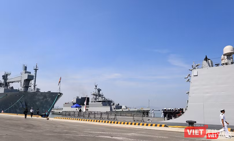 Sức mạnh của tàu hộ vệ tên lửa INS Kamorta và “siêu hậu cần” INS Shakti-Hải quân Ấn Độ ở Đà Nẵng ảnh 7