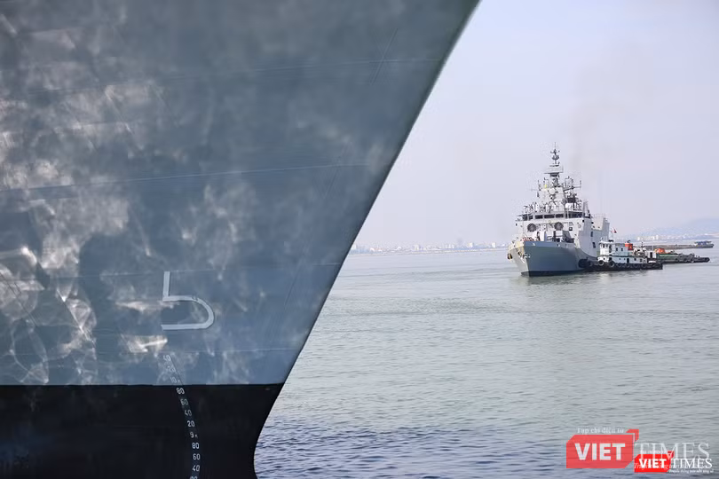 Sức mạnh của tàu hộ vệ tên lửa INS Kamorta và “siêu hậu cần” INS Shakti-Hải quân Ấn Độ ở Đà Nẵng ảnh 3