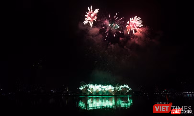 Pháo hoa Đà Nẵng 2018: Mãn nhãn “Bức họa Huyền thoại của những cây cầu” ảnh 23