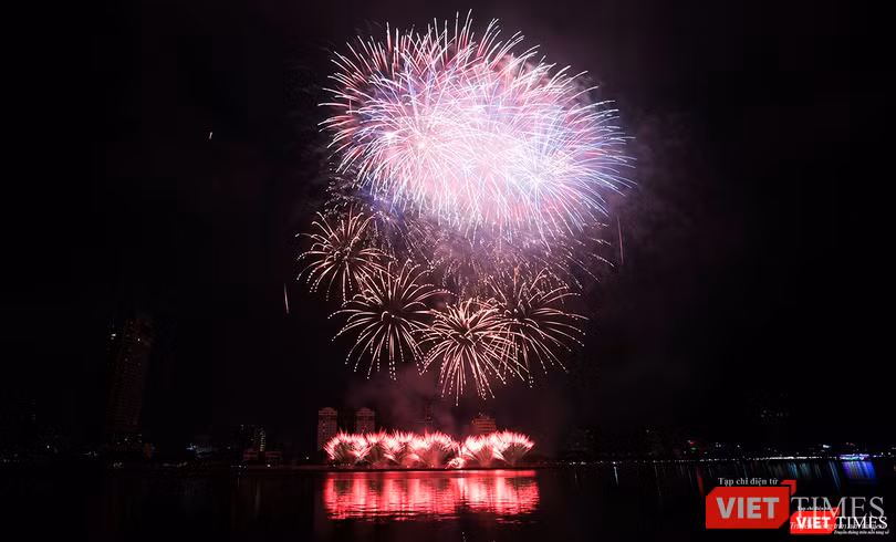 Pháo hoa Đà Nẵng 2018: Mãn nhãn “Bức họa Huyền thoại của những cây cầu” ảnh 8
