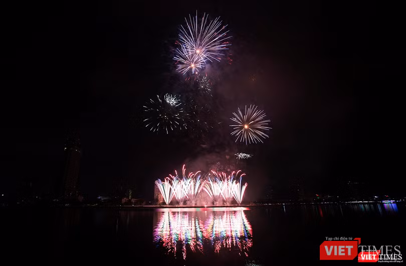 Pháo hoa Đà Nẵng 2018: Mãn nhãn “Bức họa Huyền thoại của những cây cầu” ảnh 11