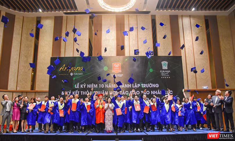 Với những đóng góp vào thành công của Tuần lễ APEC 2017 tại Đà Nẵng, Ban Lãnh đạo Khu nghỉ mát Furama Resort Đà Nẵng đã trao bằng chứng nhận cho 212 tình nguyện viên đã tham gia phục vụ Tuần lễ cấp cao APEC tại khu nghỉ mát này.
