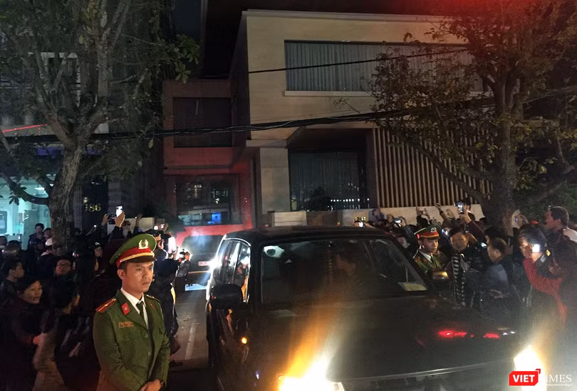 Sau hơn 5 tiếng đồng hồ khám xét, đúng 21h20 đêm ngày 21/12, đoàn xe chuyên dụng của Cục An ninh điều tra, Bộ Công an đã rời khỏi nhà riêng của ông Phan Văn Anh Vũ (biệt danh Vũ nhôm”.