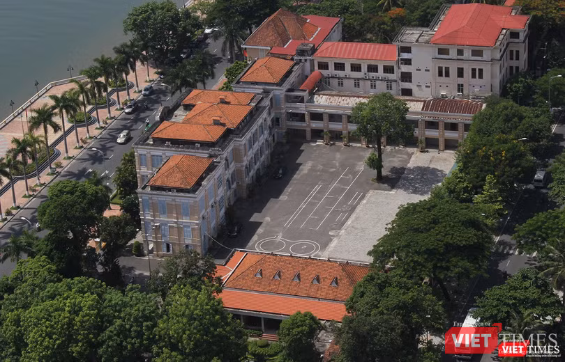 Chánh Văn phòng HĐND TP Đà Nẵng. Ông Đoàn Xuân Hiếu vi phạm, khuyết điểm trong việc tham mưu, đề xuất Thường trực Thành ủy thống nhất chủ trương cho chỉ định thầu đối với công trình Hội trường HĐND TP, vi phạm Luật Đấu thầu 2013.