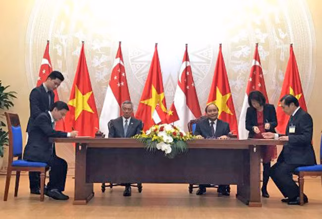 Thủ tướng Việt Nam Nguyễn Xuân Phúc và Thủ tướng Singapore Lý Hiển Long chứng kiến buổi ký kết Bản ghi nhớ về việc hợp tác xây dựng và phát triển Khu Công viên Phần mềm Đà Nẵng giữa UBND TP Đà Nẵng và Công ty Sembcorp Development Teo Bang Seng (Singapore)