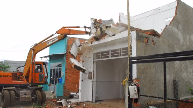 UBND TP.HCM vừa có chỉ đạo không xem xét việc cấp giấy chứng nhận đăng ký kinh doanh, không cho chuyển nhượng đối với các công trình vi phạm trật tự xây dựng.