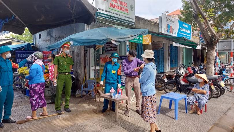 Người dân đi chợ Hà Thân (quận Sơn Trà, Đà Nẵng) được giám sát dịch tễ để phòng, chống dịch COVID-19.