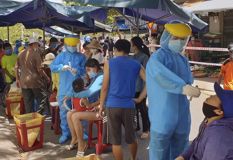 Lực lượng y tế lấy mẫu xét nghiệm COVID-19 đối với tiểu thương và người dân liên quan đến chợ Nại Hiên Đông, quận Sơn Trà, TP Đà Nẵng