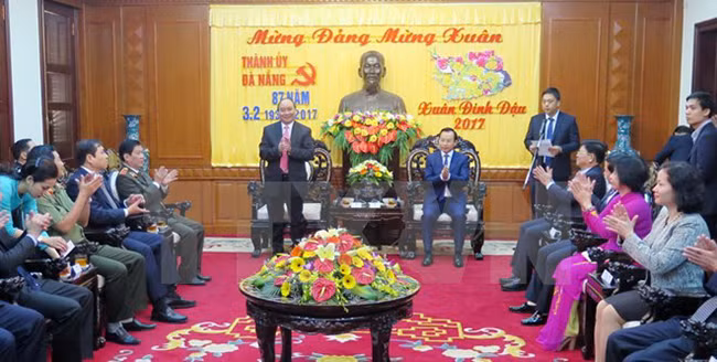 Sáng 28/1, tức Mùng 1 Tết Đinh Dậu, Thủ tướng Chính phủ Nguyễn Xuân Phúc đã đến thăm và chúc Tết Đảng bộ, chính quyền và nhân dân Đà Nẵng (Ảnh: Văn Sơn/TTXVN)