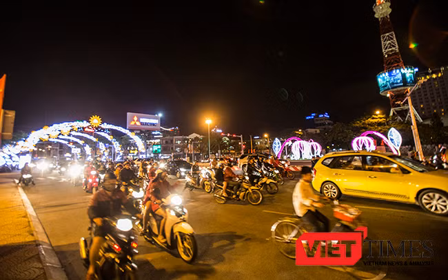 VietTimes, Tết cổ truyền, Đinh Dậu, đêm 30 Tết, Đà Nẵng, Bí thư, Nguyễn Xuân Anh, lung linh