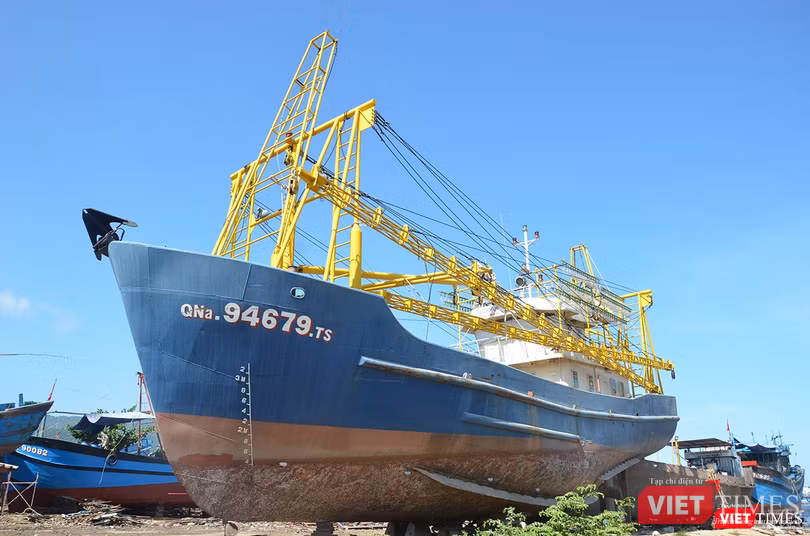 Để lên đà sửa chữa, tàu cá vỏ thép phải nằm chờ nhiều thủ tục, thậm chí năn nỉ thợ để được sửa chữa