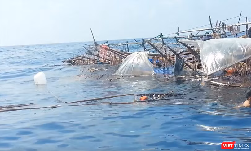 Tàu cá ngư dân bị chìm trên biển