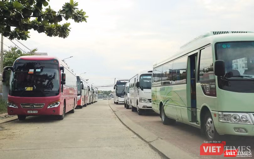 Lên luôn cả vỉa hè