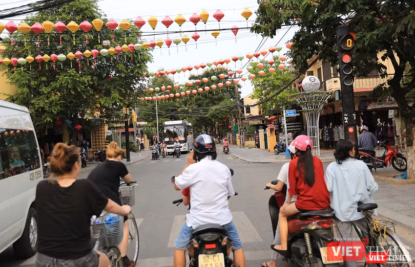 Một góc đô thị Hội An không còn cổ kính, thanh lịch như xưa. Thay vào đó là xô bồ đông đúc