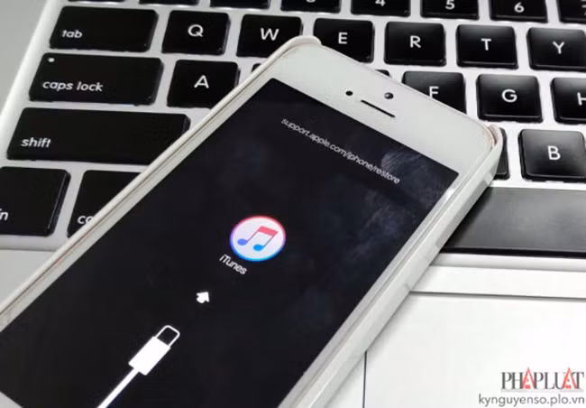 Hạ cấp thiết bị bằng tập tin firmware đã tải về khi nãy.