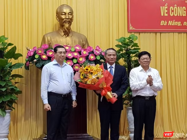 Chủ tịch Huỳnh Đức Thơ và Phó bí thư thường trực Võ Công Trí chúc mừng tân Bí thư Thành ủy Đà Nẵng Trương Quang Nghĩa 