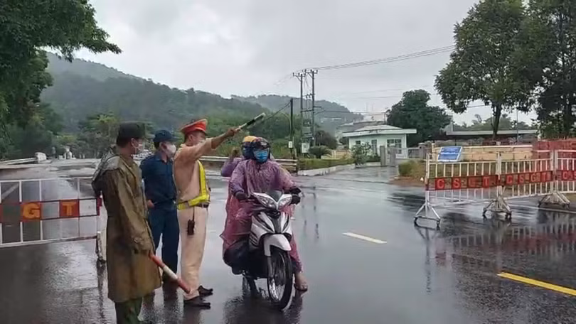 Chốt kiểm soát phòng dịch COVID-19 tại cửa ngõ ra vào TP Đà Nẵng Chốt kiểm soát phòng dịch COVID-19 tại cửa ngõ ra vào TP Đà Nẵng