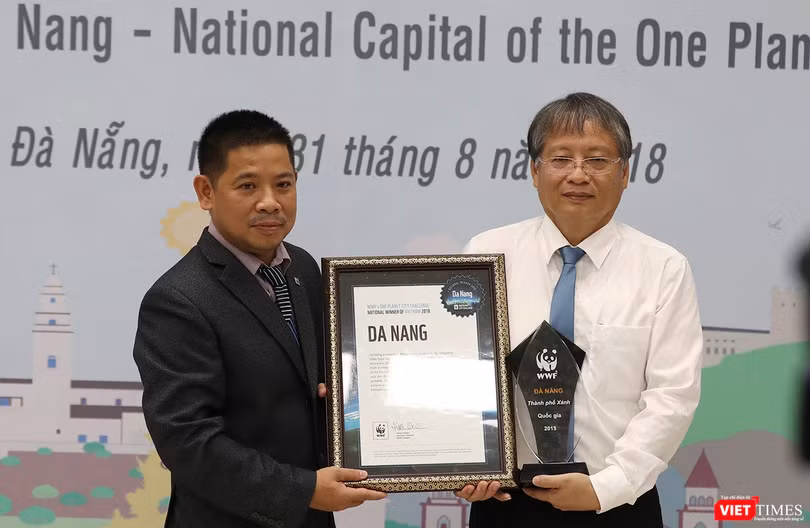 Ông Văn Ngọc Thịnh-Giám đốc Quốc gia WWF Việt Nam trao bằng chứng nhận danh hiệu “TP Xanh Quốc gia Việt Nam” giai đoạn 2017-2018 cho đại diện UBND TP Đà Nẵng.