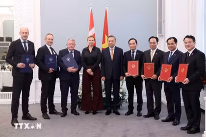 Tổng bí thư, Chủ tịch nước Tô Lâm và Thủ tướng Đan Mạch Frederiksen chứng kiến lễ trao các văn kiện hợp tác giữa các bộ, ngành, cơ quan và doanh nghiệp hai nước. Ảnh: TTXVN.