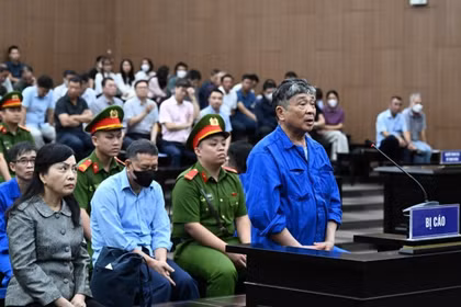 Ánh mắt cựu Bộ trưởng Nguyễn Thị Kim Tiến khi cấp dưới trả lời HĐXX