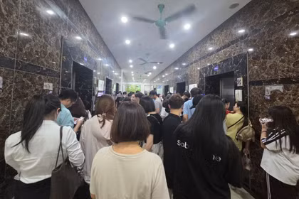 Cư dân chung cư CT12B Hà Nội bức xúc vì phí tăng bất ngờ, thang máy dừng dịch vụ