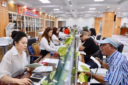 Người dân tới làm thủ tục hành chính. Ảnh: Chinhphu.vn