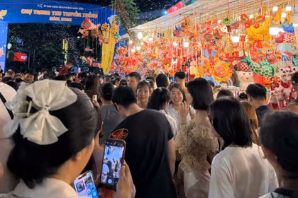 Trước thềm Trung thu, phố Hàng Mã đông nghịt người 