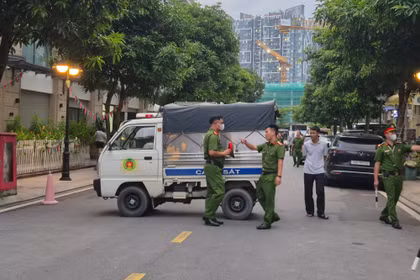Cảnh sát xuất hiện ở nhà Huấn "Hoa Hồng). Ảnh: L.V.