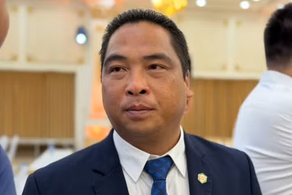 Lãnh đạo Hoá chất Đức Giang trả lời các câu hỏi của cổ đông. Ảnh: Hoàng Dung.
