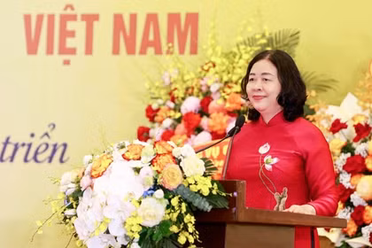 Chủ tịch Ủy ban Trung ương Mặt trận Tổ quốc Việt Nam Bùi Thị Minh Hoài đến dự Đại hội và tham quan gian trưng bày tại Đại hội IX Liên hiệp Hội Việt Nam.