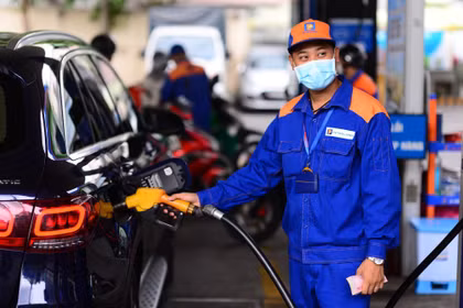 Người nước ngoài sang Việt Nam mua xăng, cơ quan chức năng vào cuộc