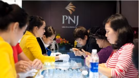 Bất chấp chủ tịch lên tiếng trấn an, cổ phiếu PNJ tiếp tục 'lau sàn', gần 13,7 triệu ùn ứ chờ bán