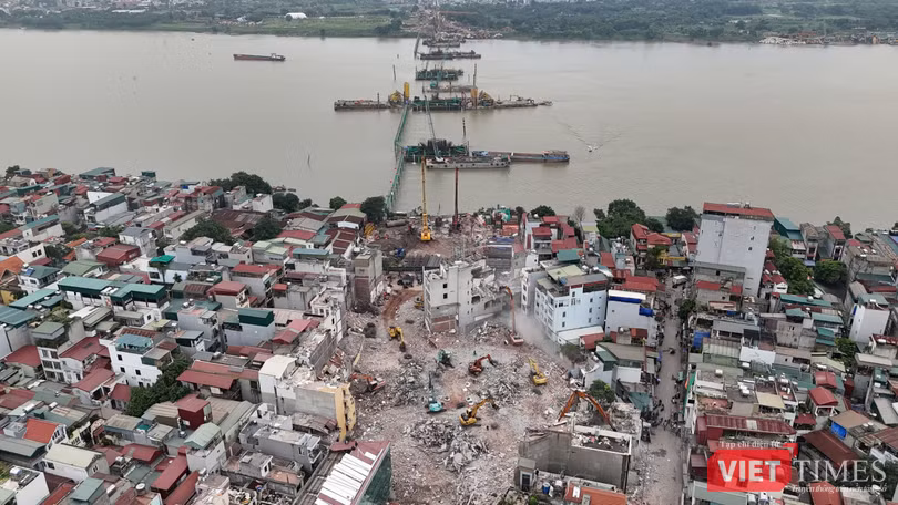 Nhiều căn nhà đã được tháo dỡ để phục vụ dự án xây dựng cầu Trần Hưng Đạo