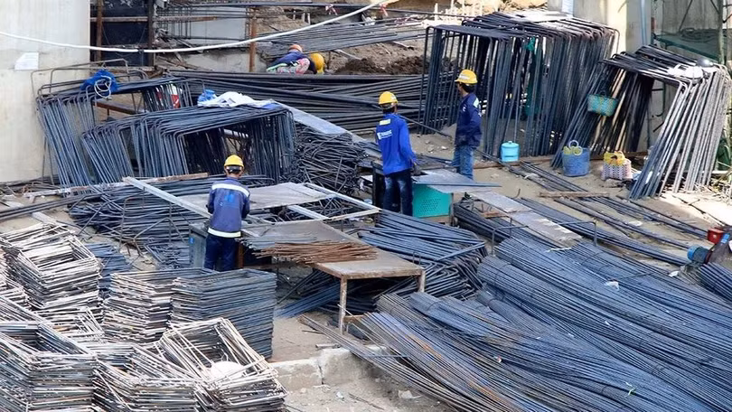 Bộ Xây dựng yêu cầu kiểm soát giá thép, xi măng, cát, đá xây dựng. Ảnh minh họa.