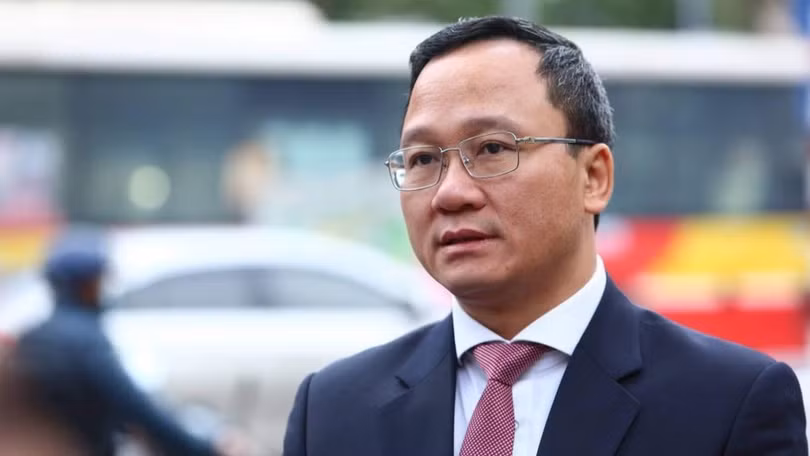Ông Khuất Việt Hùng