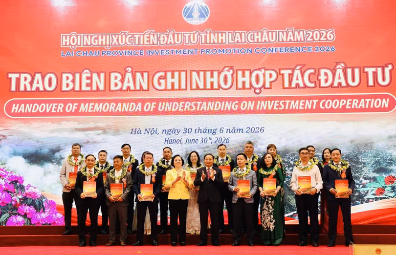 Phó thủ tướng Phạm Thị Thanh Trà và Bí thư Tỉnh ủy Lai Châu Lê Minh Ngân trao biên bản ghi nhớ hợp tác đầu tư. Ảnh: VGP