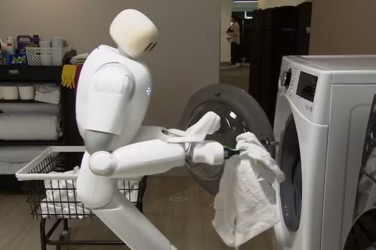 Robot AI Taku. Ảnh: DYNA Robotics 