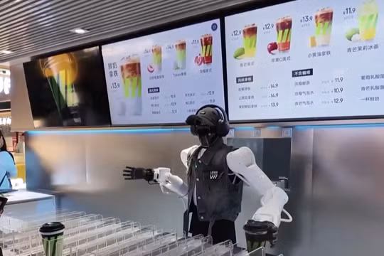 Bên trong nhà hàng Trung Quốc, robot làm gần hết mọi việc
