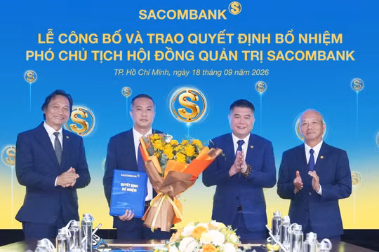 Ông Nguyễn Xuân Vũ (thứ 2 từ trái qua). Ảnh: Sacombank. 