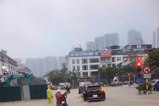 Khu nhà giàu An Khánh, Vinsmart City lại thành “ốc đảo” sau mưa lớn. Ảnh: NM. 